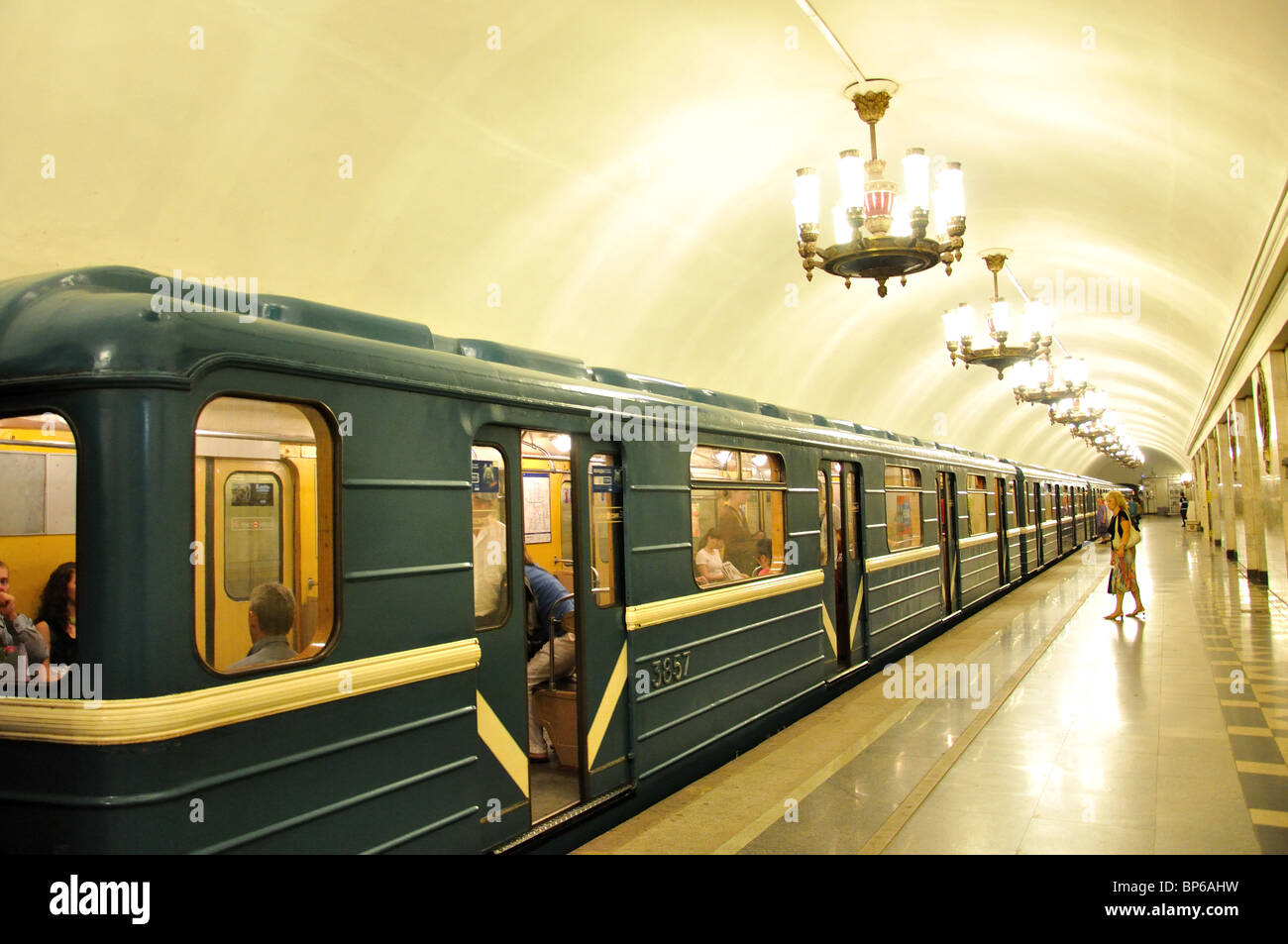 Zug auf Plattform, u-Bahnstation Avtovo Innenraum, Kirovsko-Wyborgskaja-Linie, Sankt Petersburg, Nordwest-Region, Russland Stockfoto