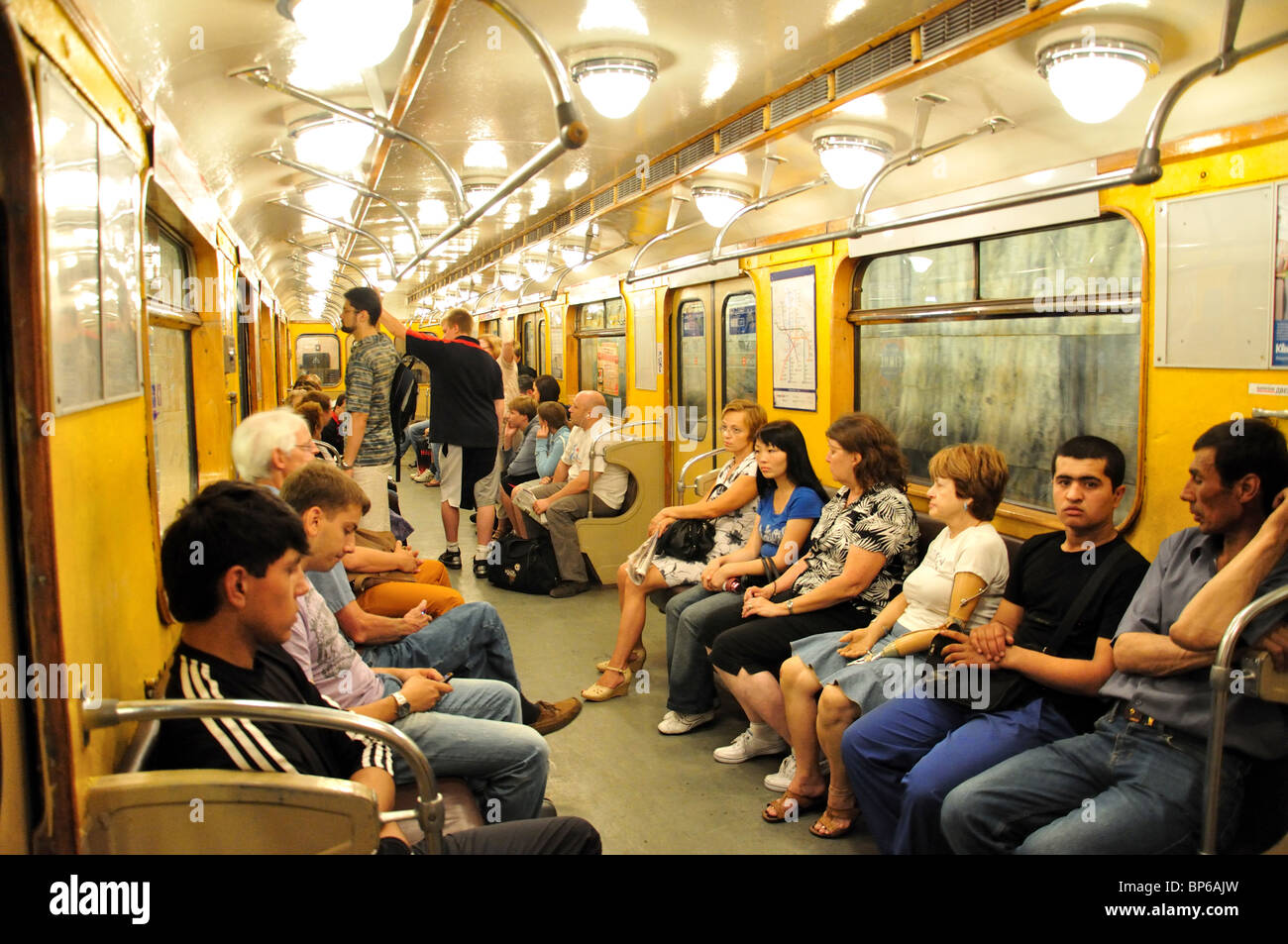 U-Bahn-Wagen Innenraum mit Passagieren, Kirovsko-Wyborgskaja-Linie, Sankt Petersburg, nordwestlichen Region, Russland Stockfoto