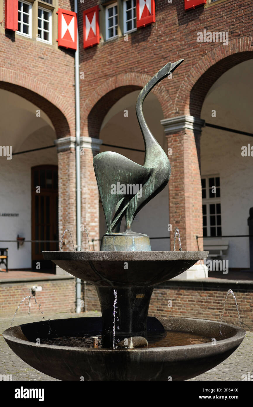 Schwanenbrunnen auf dem Hof des Swan-Tower in Kleve, Deutschland - ursprüngliche Heimat von Anne von Cleves, Frau von Heinrich VIII. Stockfoto
