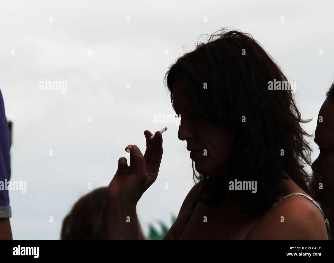 Silhouette der Frau Raucher im Freien mit Zigarette. Stockfoto