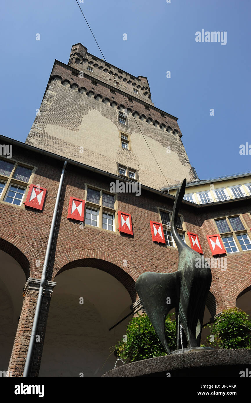 Schwanenbrunnen auf dem Hof des Swan-Tower in Kleve, Deutschland - ursprüngliche Heimat von Anne von Cleves, Frau von Heinrich VIII. Stockfoto