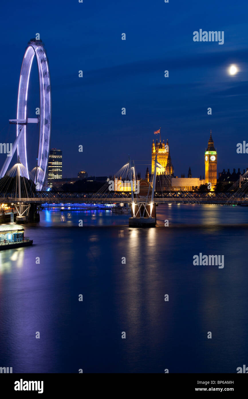 Millennium Wheel und Houses of Parliament in der Abenddämmerung, London, UK. Stockfoto