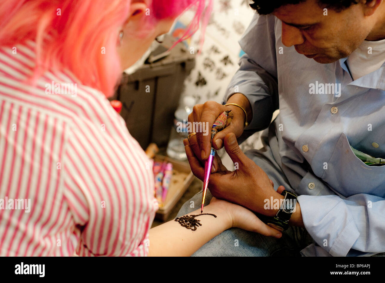 Henna Tattoo-Künstler bei der Arbeit, Anwendung von schwarzen Henna, Covent Garden, London, England, UK Stockfoto