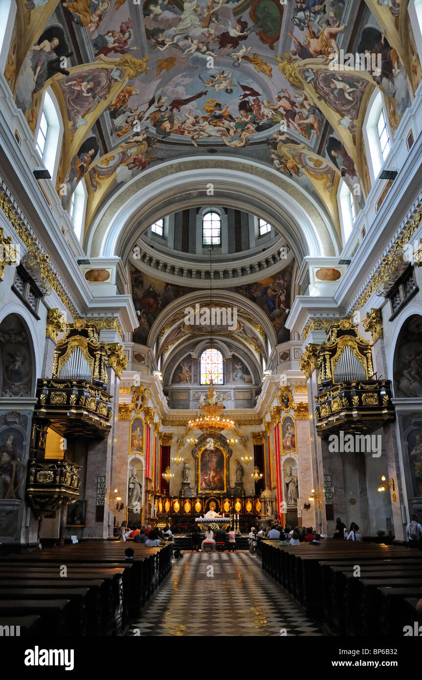 Ljubljana, Slowenien. Kathedrale St. Nikolaus (Cerkev sv Nikolaja- 1701-06, Arch: Andrea Pozzo) im Inneren. Hochzeitszeremonie Stockfoto