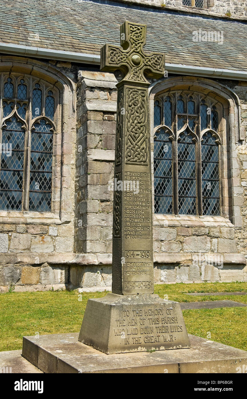 Nahaufnahme des Gedenkens zum Ersten Weltkrieg auf dem Gelände Von Cartmel Priorat Kirche Cumbria England Vereinigtes Königreich GB Großbritannien Stockfoto