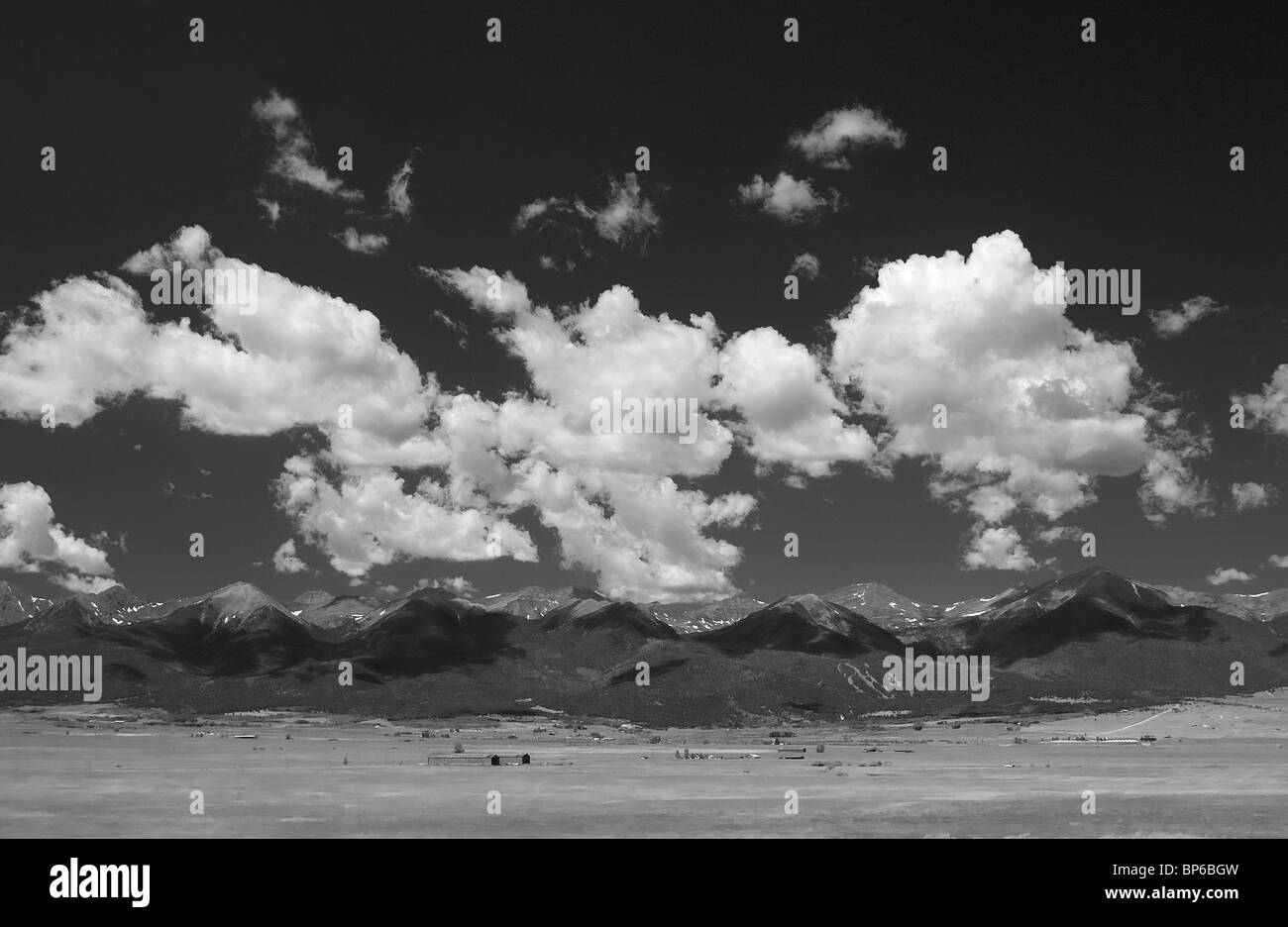 Im Entstehen begriffenen Gewitterwolken bauen in hochsommerliche Hitze über der Sangre de Cristo Range. Wet Mountain Valley, Colorado. Stockfoto