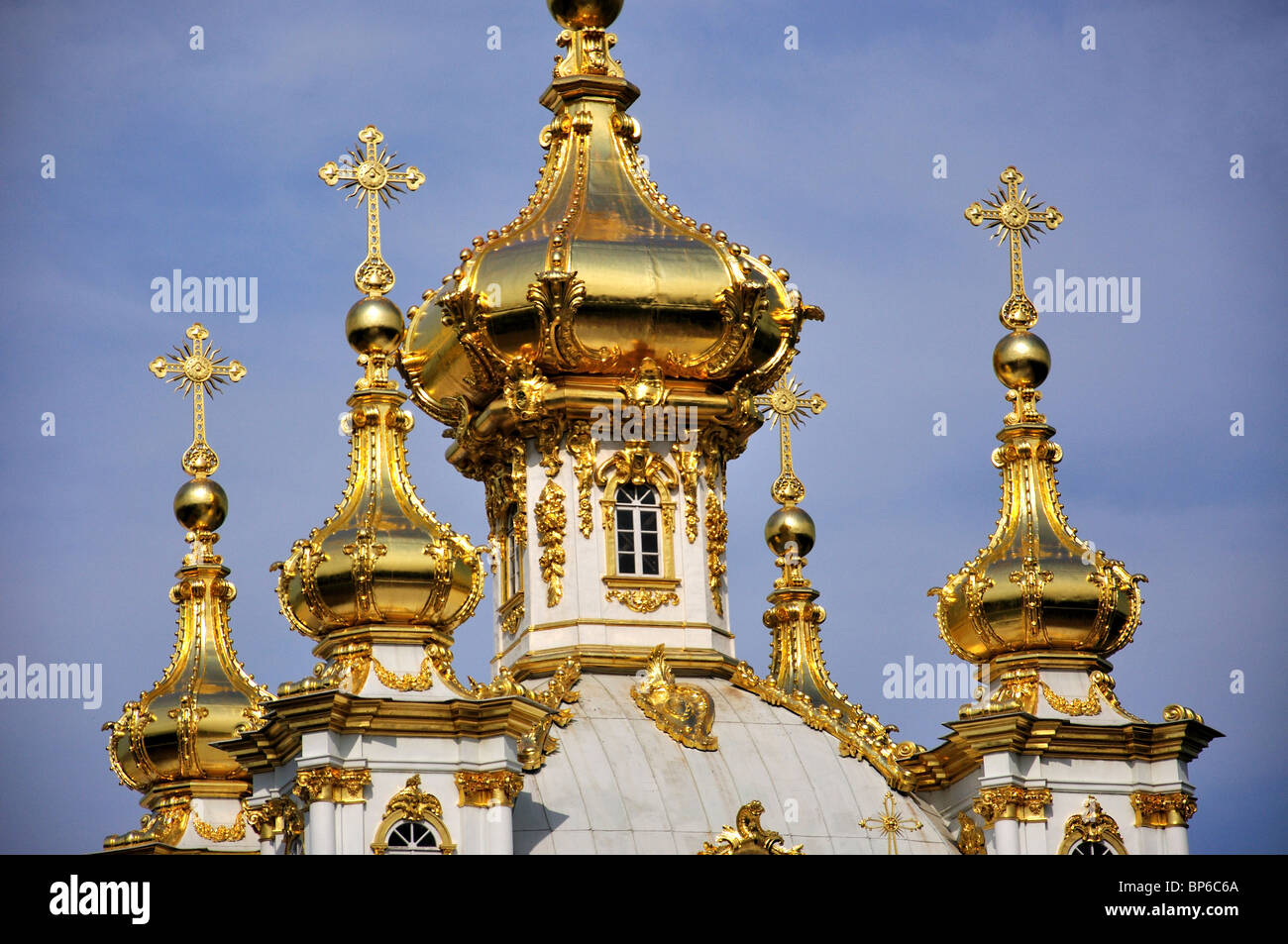 Goldenen Zwiebeltürme der Kapelle, große Peterhofer Palast, Peterhof, Sankt Petersburg, nordwestlichen Region, Russland Stockfoto