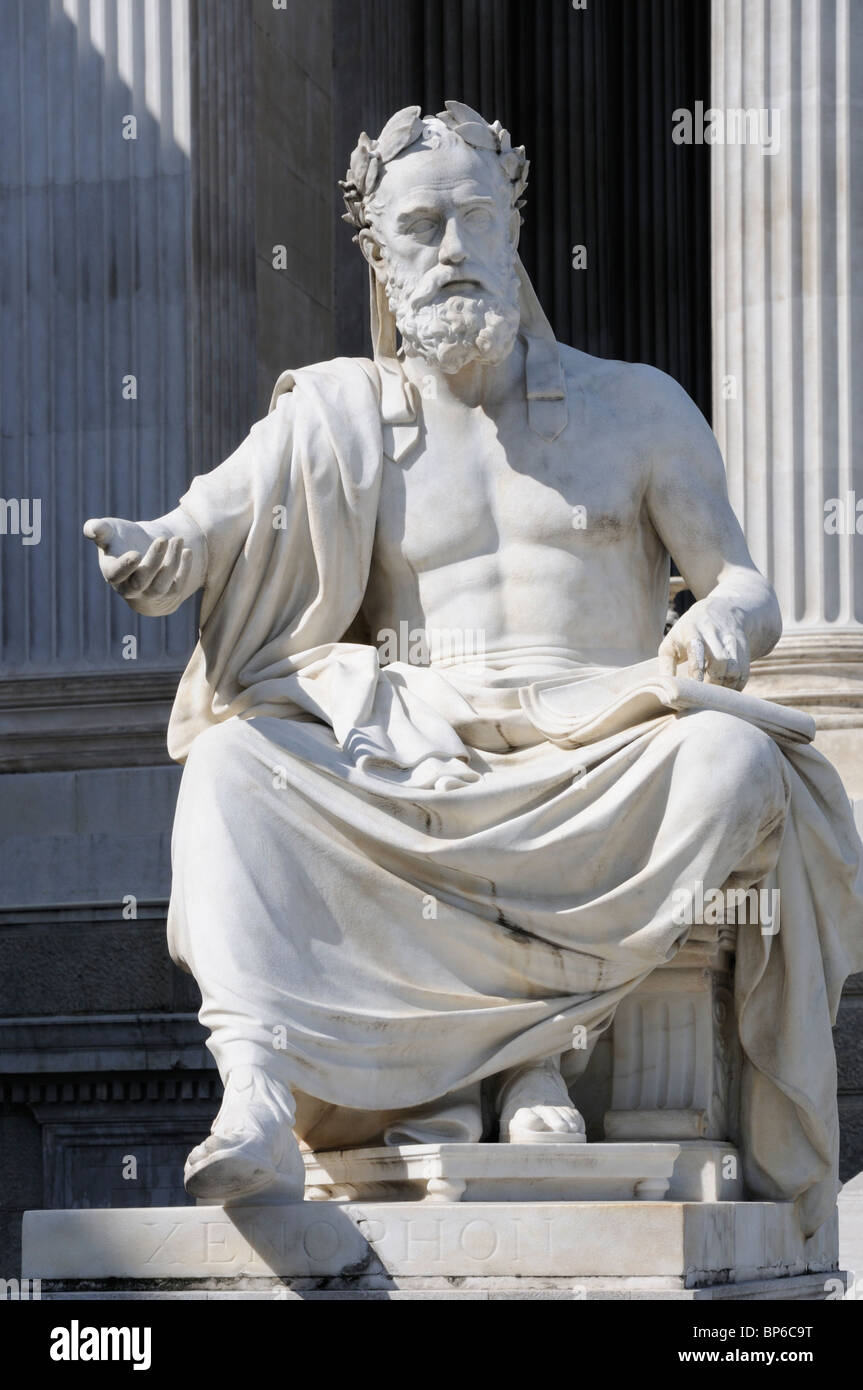 Wien, Österreich. Parlament. Statue von Xenophon (griechischer Soldat und Schriftsteller) Stockfoto