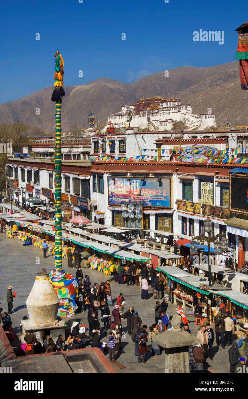 Die Ansicht der Pilger, Märkte, Barkhor Square und der Potala-Palast vom Dach des Jokhang Tempels Stockfoto