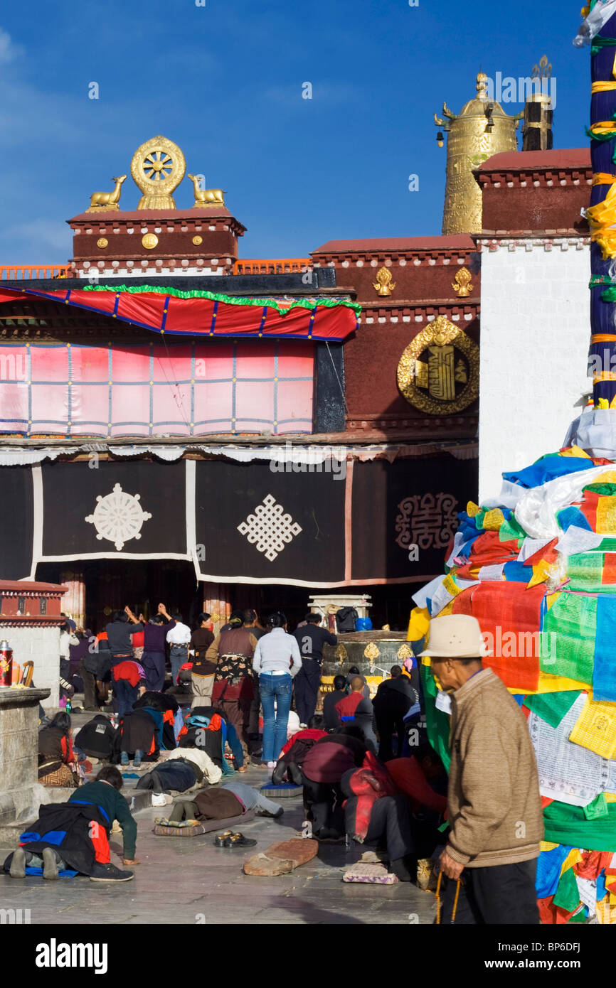 Buddhistische Pilger werfen sich nieder und beten um den Jokhang-Tempel in Barkhor Square, Lhasa, Tibet. Stockfoto