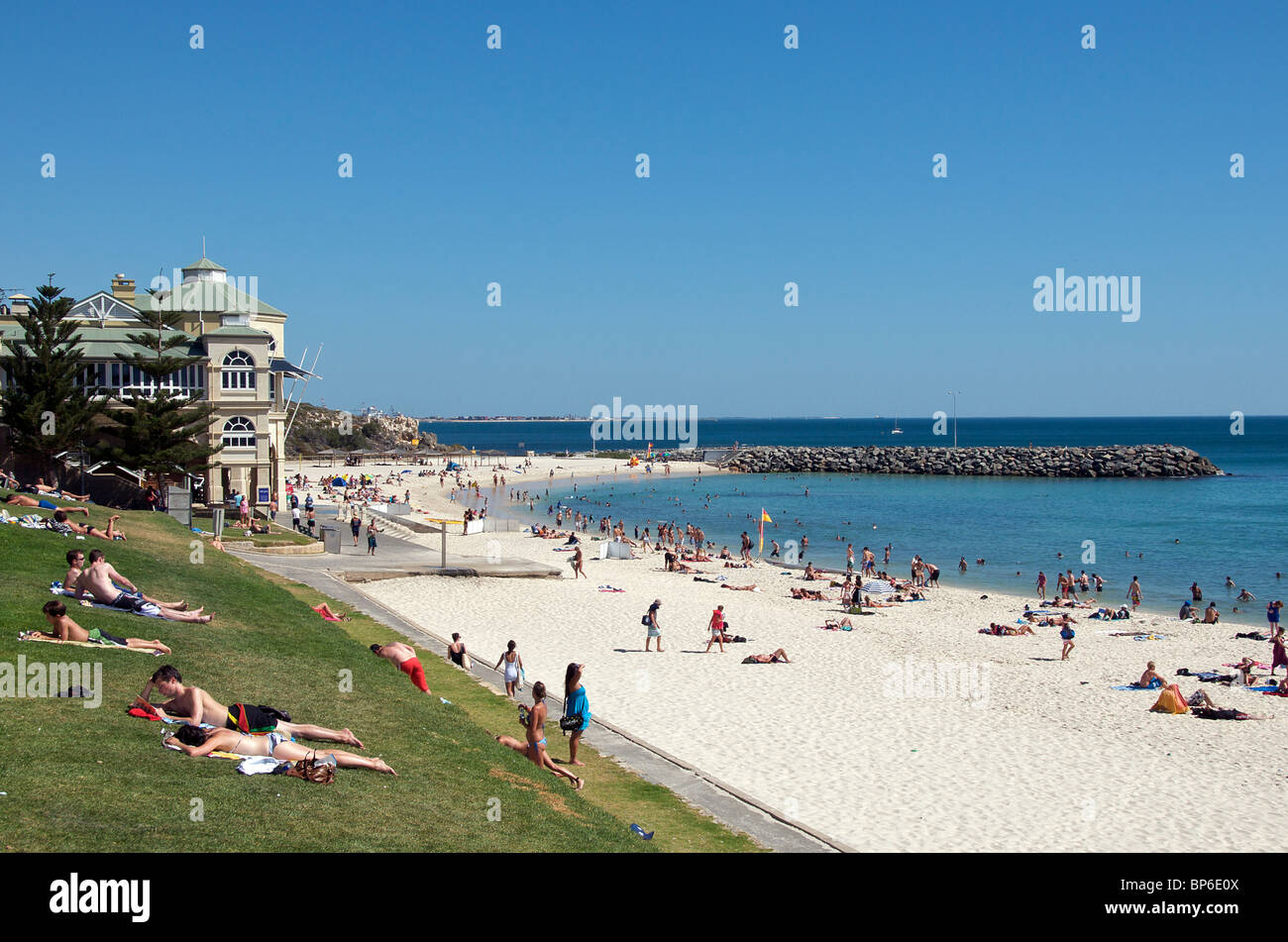 Menschen, die genießen einen Sommertag Cottesloe Beach Perth Western Australia Stockfoto