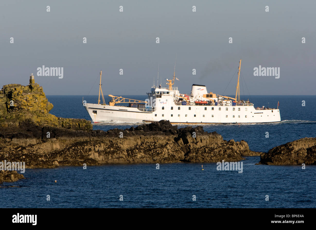 Die Scillonian 111-Passagier-Fähre geht Felsen auf dem Weg von The Isles of Scilly, Penzance, Cornwall. Stockfoto