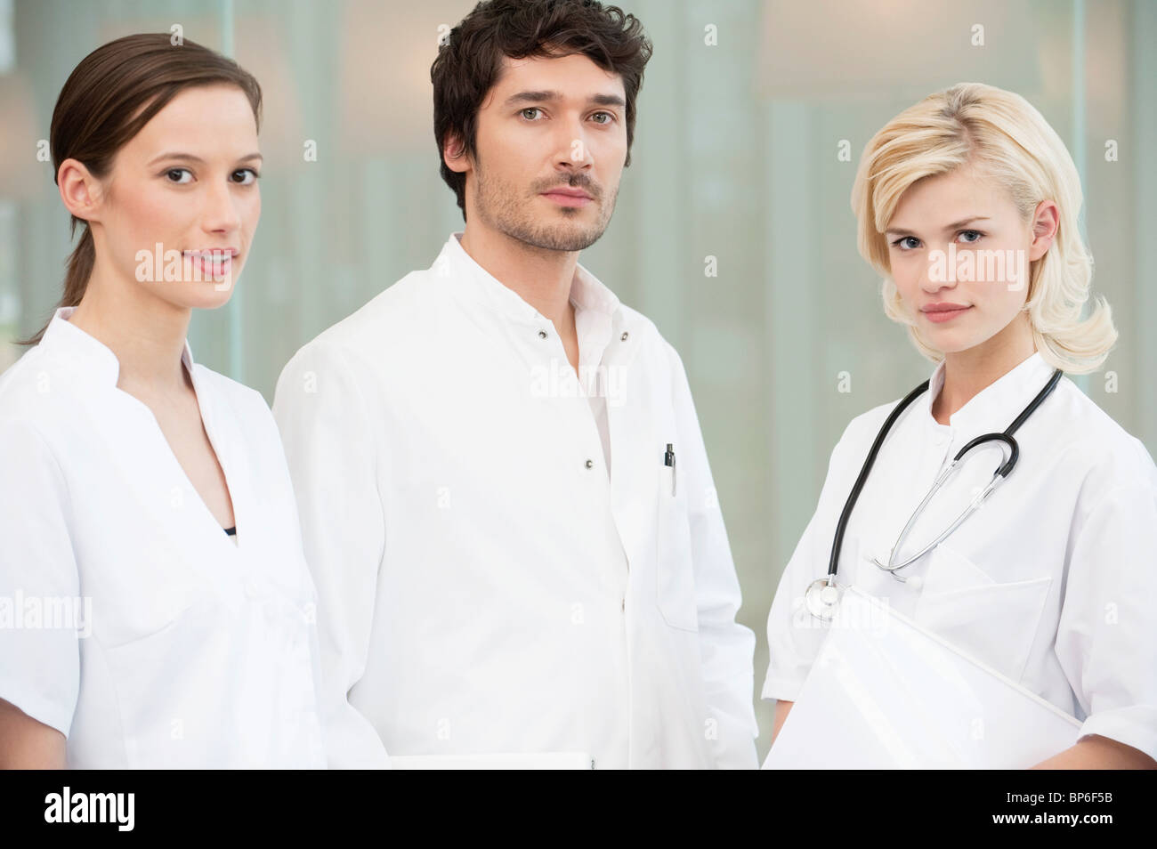 Porträt von drei Ärzten zusammen stehen Stockfoto