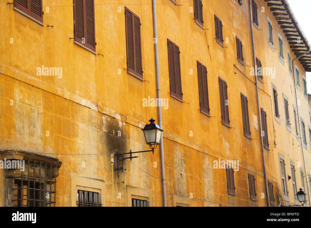 Verblichene gelbe Fassade, Pisa, Toskana, Italien Stockfoto