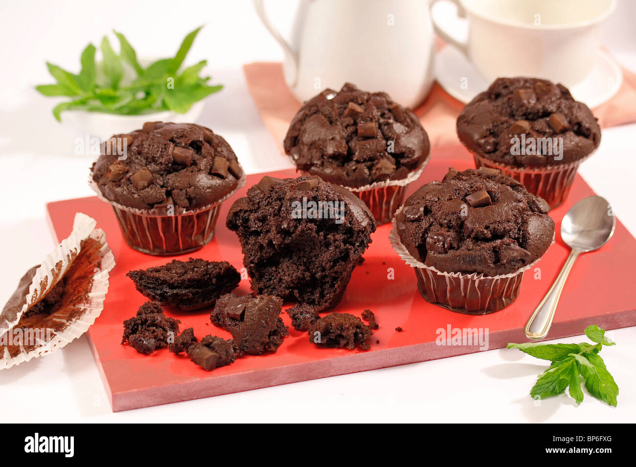 Riesige Schokoladen-Muffins. Rezept zur Verfügung. Stockfoto