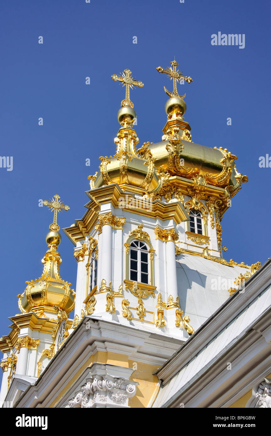 Goldenen Zwiebeltürme der Kapelle, der große Palast, Peterhof, Sankt Petersburg, nordwestlichen Region, Russland Stockfoto