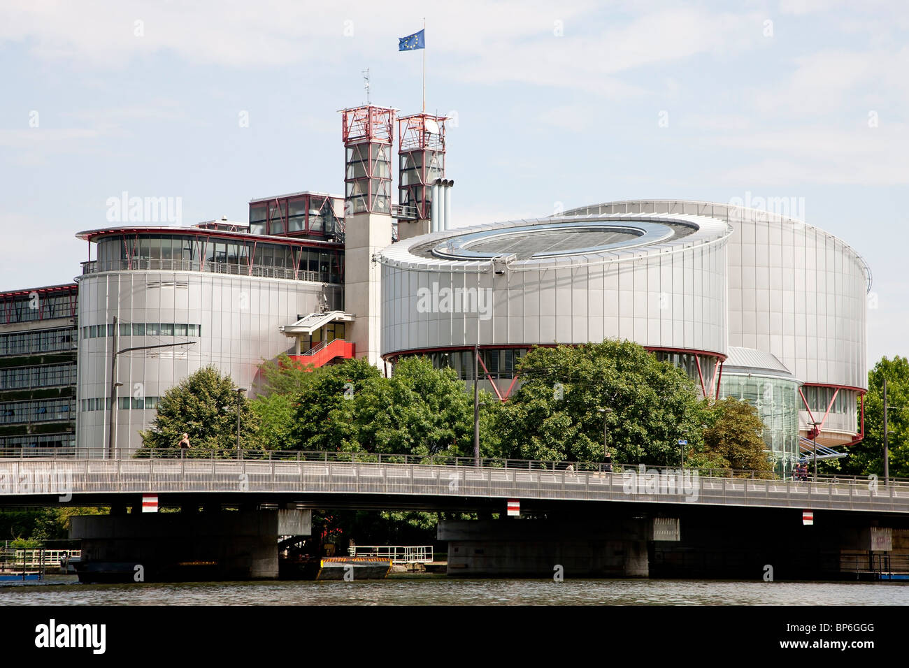 Bootsfahrt auf dem Fluss vor dem Europäischen Gerichtshof für Menschenrechte in Straßburg, Frankreich Stockfoto