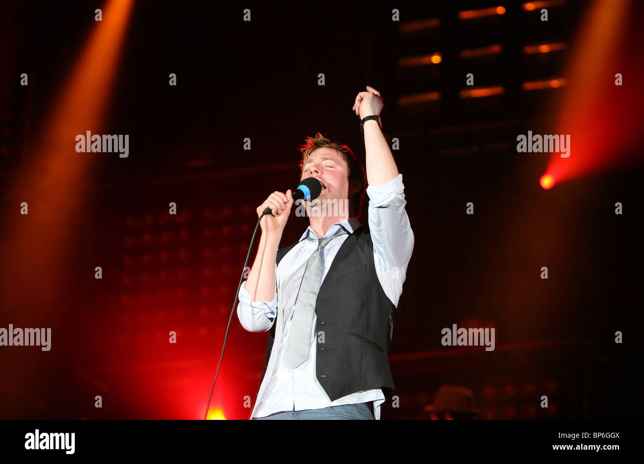 Ricky Wilson von den Kaiser Chiefs auf der Bühne beim V Festival in Chelmsford Stockfoto