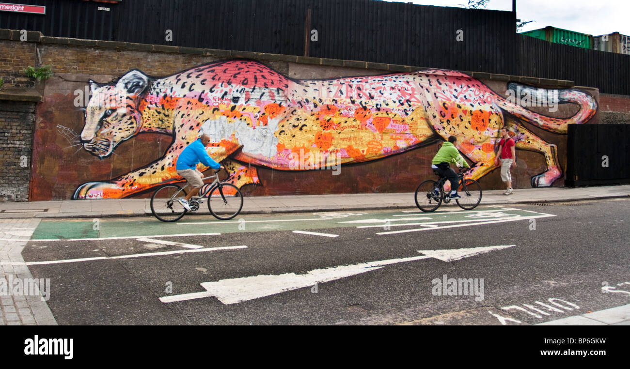 Großes Wandbild eines Leoparden, Camden Town, London, England, Großbritannien. Stockfoto