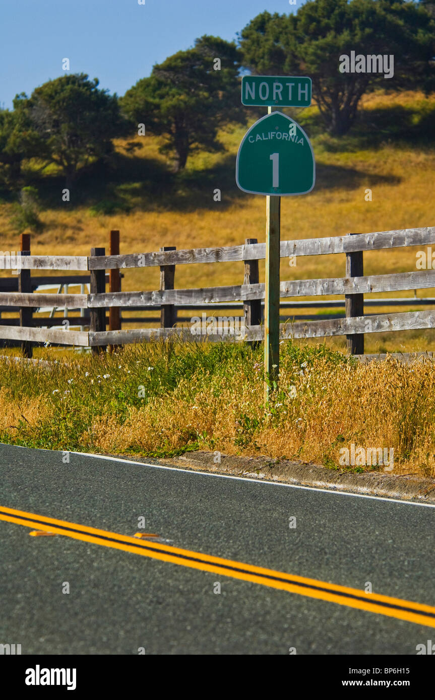 Highway One North Richtungszeichen Straßenrand in Albion, Mendocino County, Kalifornien Stockfoto