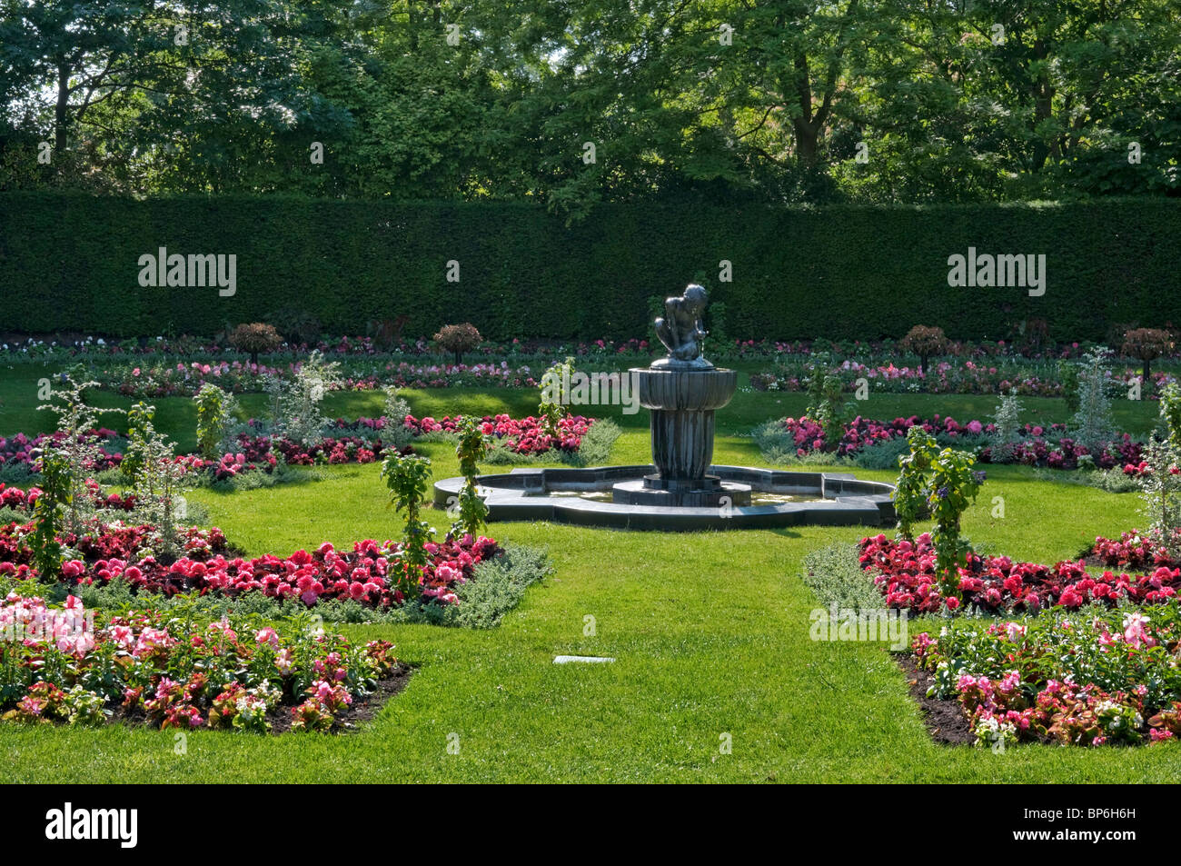 London. Regents Park, Queen Mary Gärten, Tulipa Brunnen, Ziergarten. Stockfoto