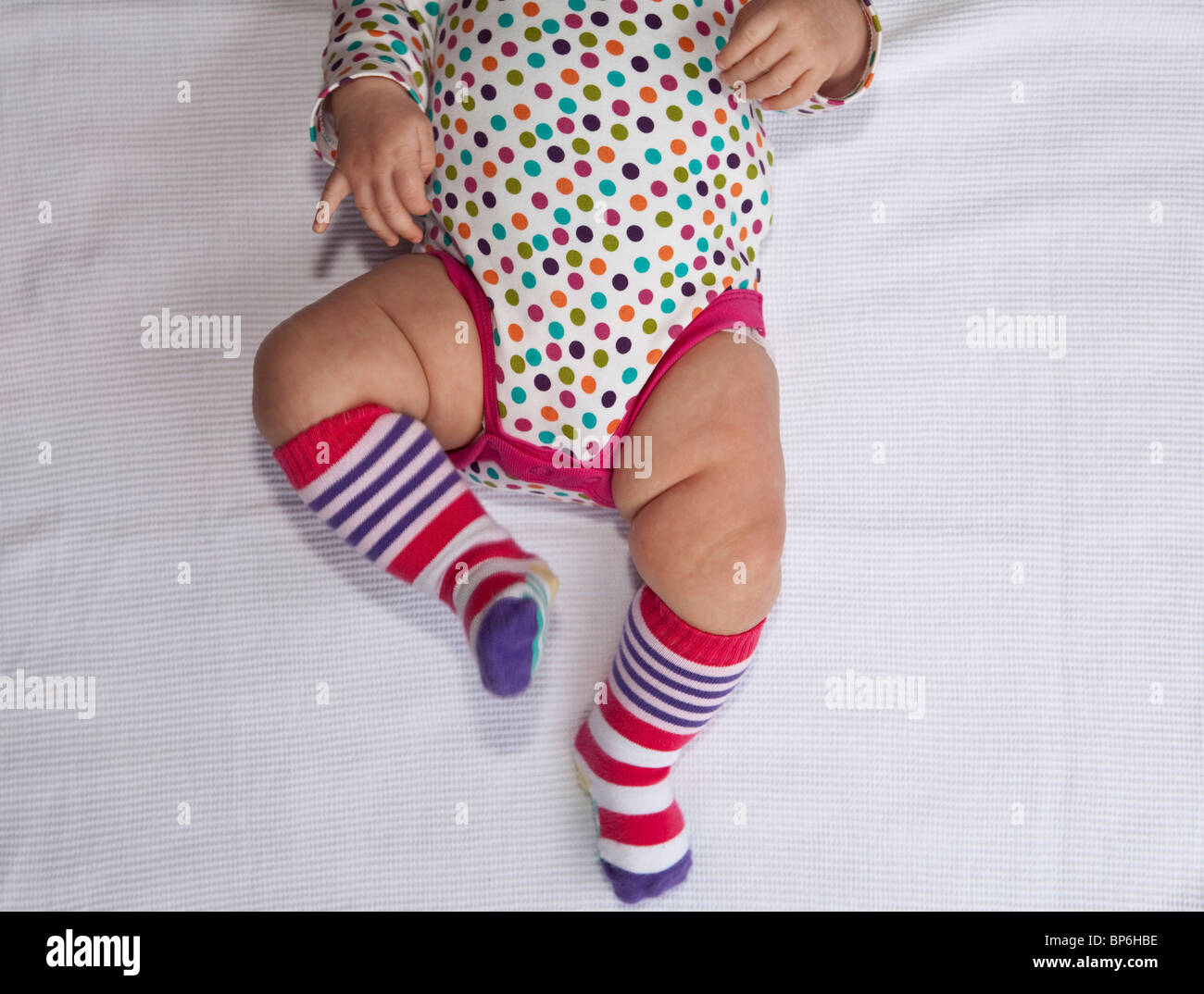 Baby mit mollig Beine Stockfoto