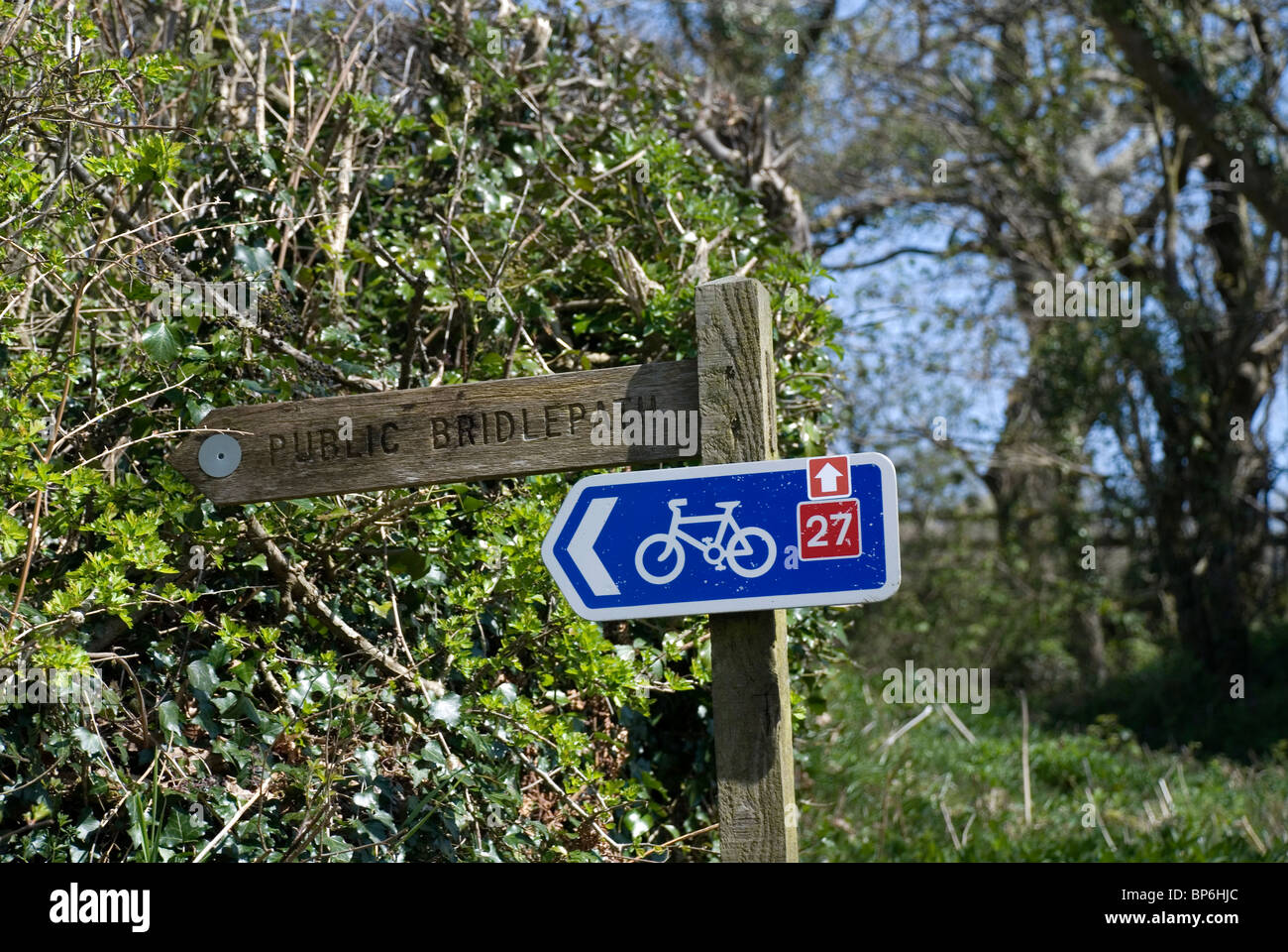 Bridlepath und Cycle Route 27 Zeichen. Stockfoto