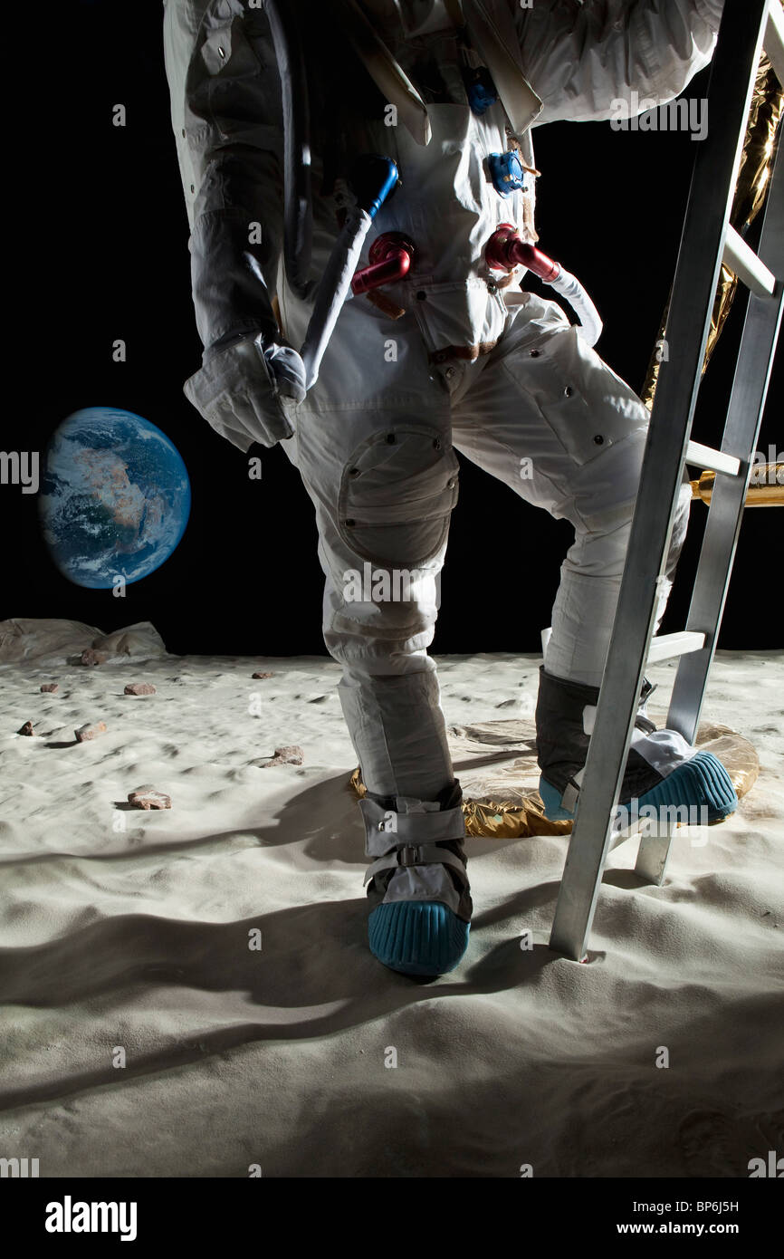 Ein Astronaut, der Aufstieg des lunar Lander auf dem Mond Stockfoto