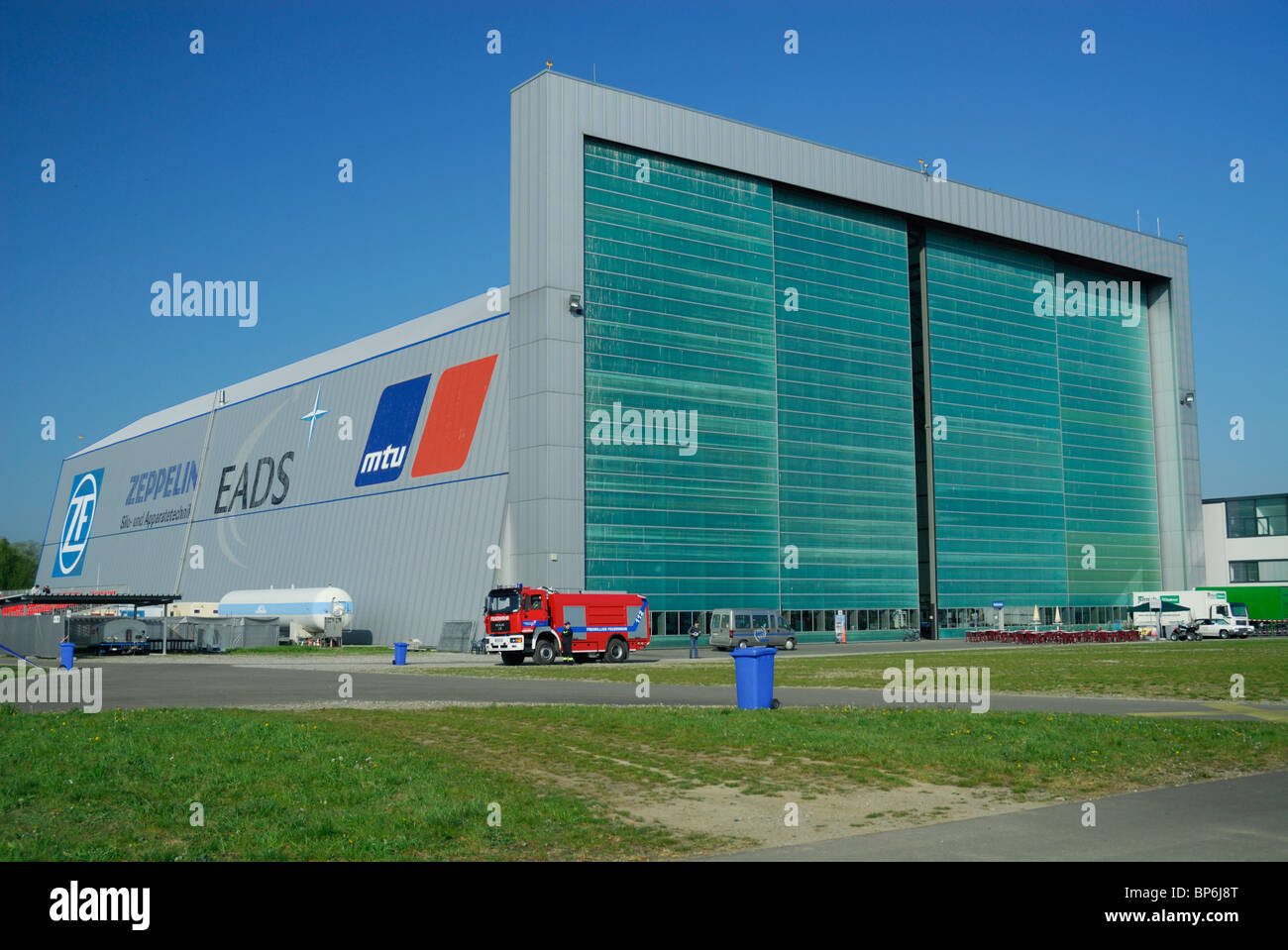 Hangar der modernen Luftschiff Luftschiff Zeppelin NT, Flughafen Friedrichshafen, Baden-Württemberg, Deutschland Stockfoto