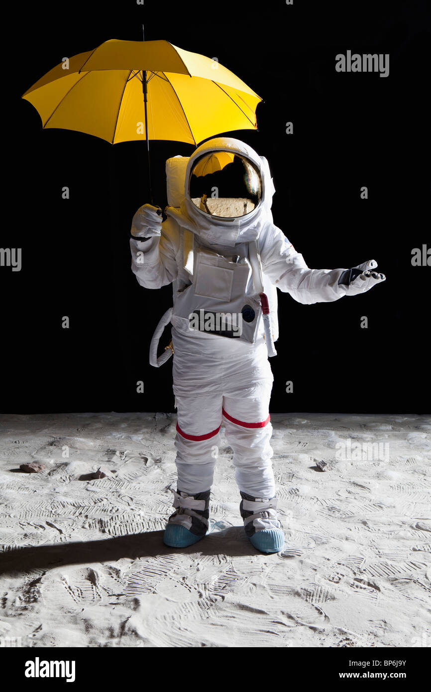 Ein Astronaut auf dem Mond mit einem Regenschirm Stockfoto