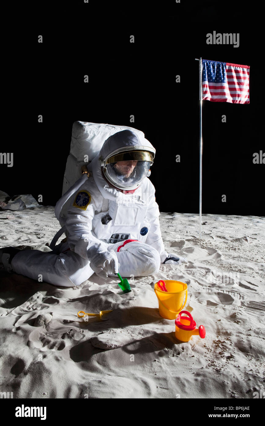 Ein Astronaut spielen mit Sand Eimer und Schaufel auf dem Mond Stockfoto