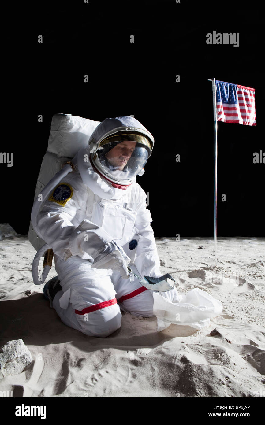 Ein Astronaut auf dem Mond sammeln einer Bodenprobe Stockfoto