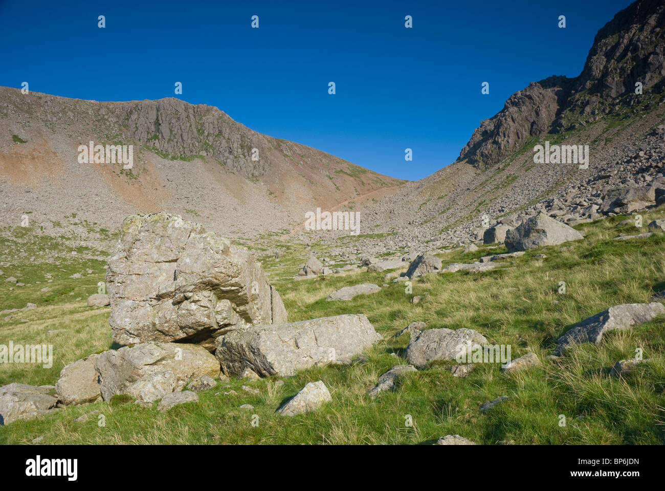 Windige Lücke durch Giebel Crag auf großen Giebel, von Moses trat, Lake District, Cumbria. Stockfoto