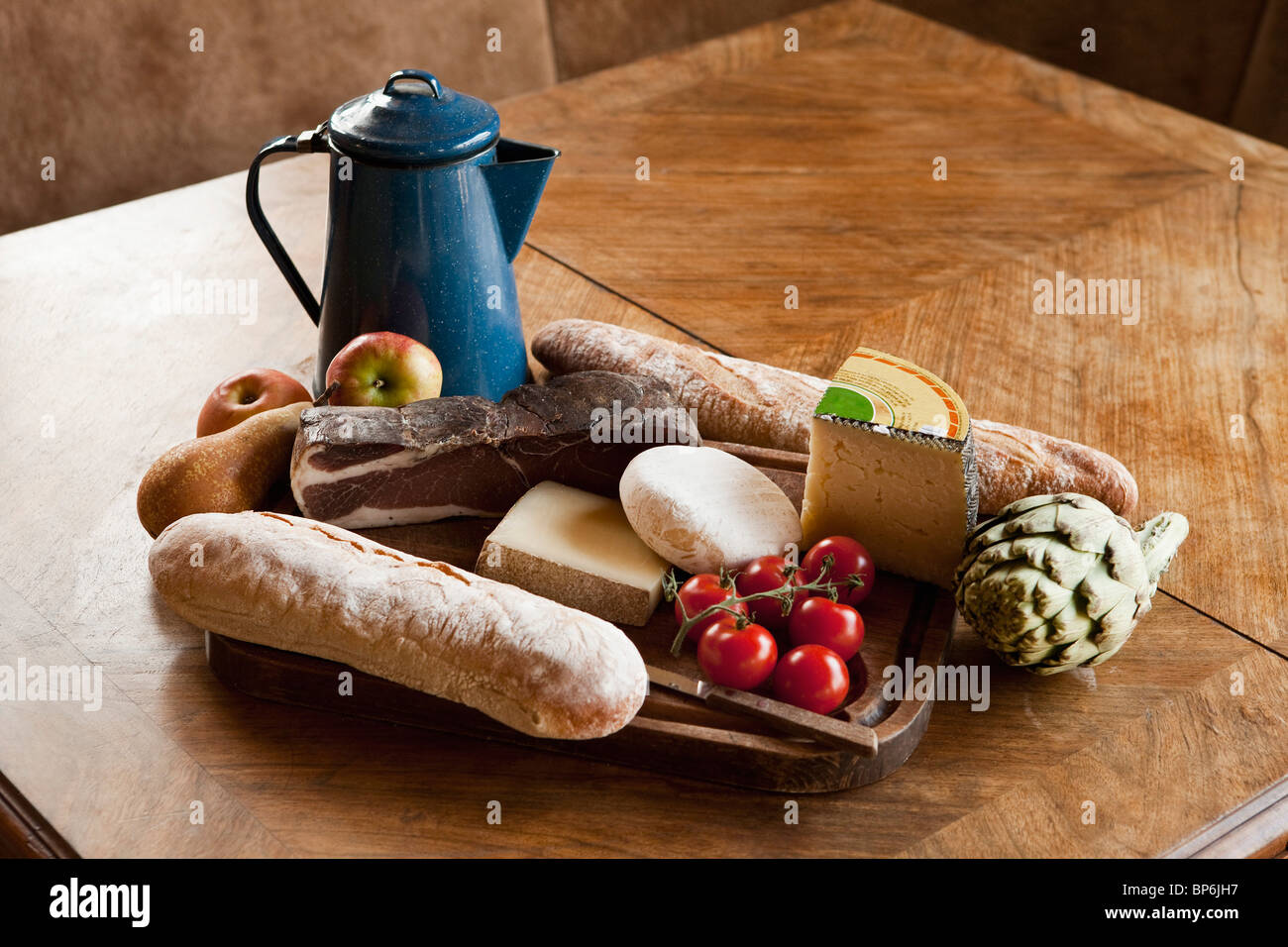 Eine einfache rustikale Mahlzeit auf einem Holztisch Stockfoto