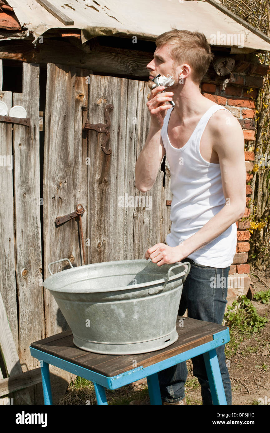 Ein rustikales Mann rasieren im freien Stockfoto