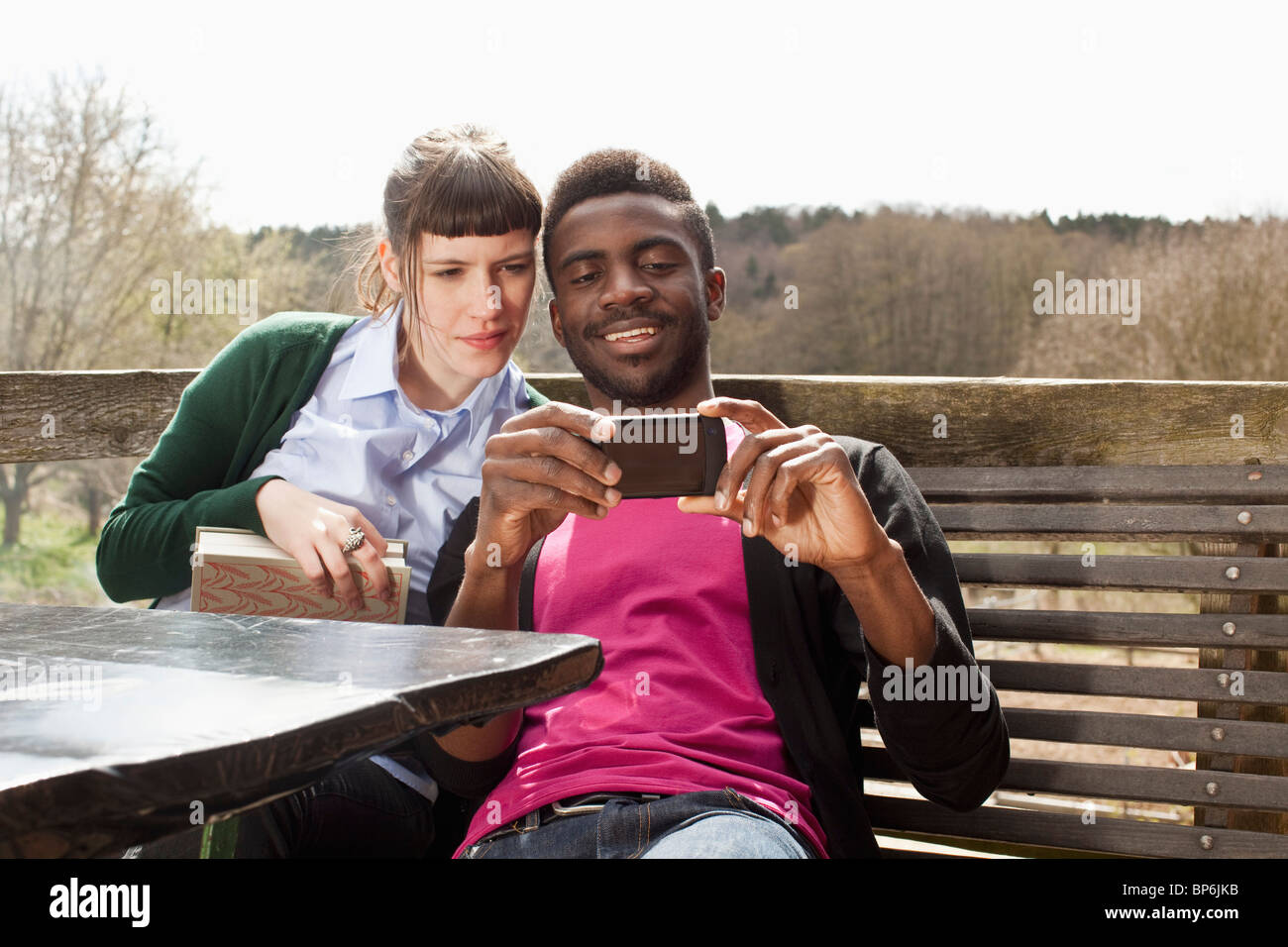 Ein paar auf der Suche auf einem Smartphone zusammen Stockfoto
