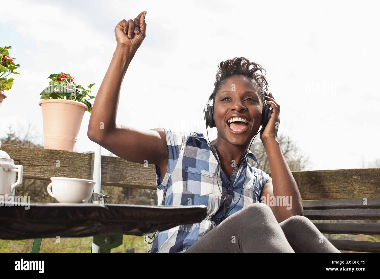Eine Frau hören, Kopfhörer, singen und tanzen Stockfoto