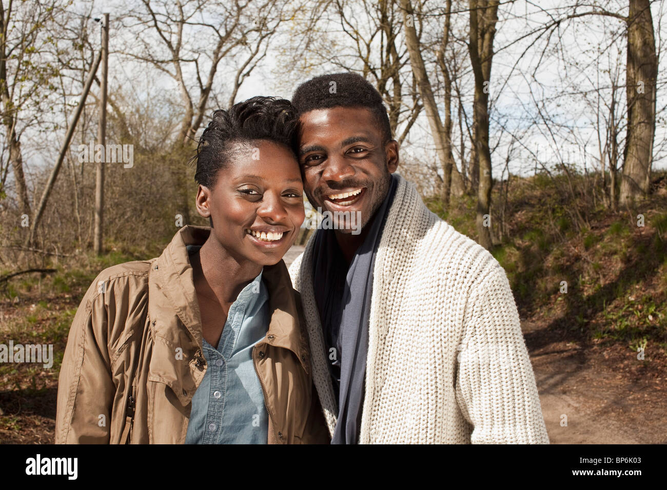 Porträt eines jungen Paares in der Natur Stockfoto