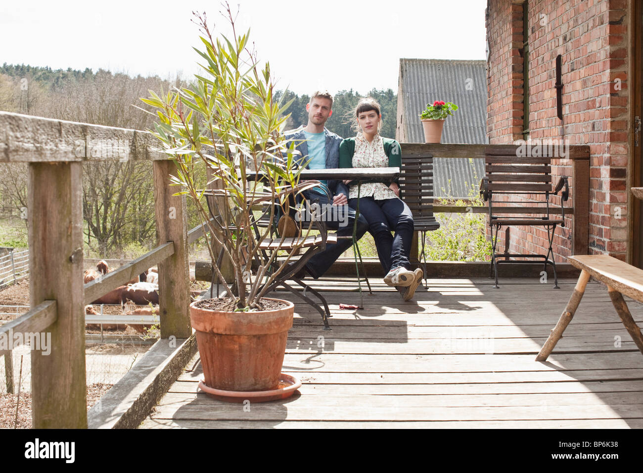 Ein paar sitzt auf einem Balkon Stockfoto