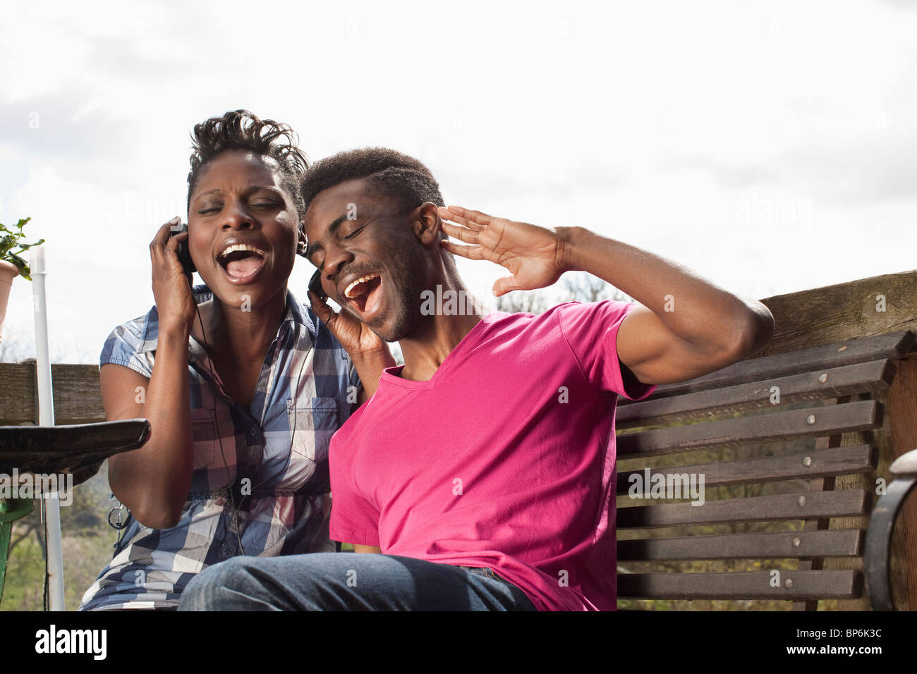 Ein junges Paar Kopfhörer hören und singen Stockfoto