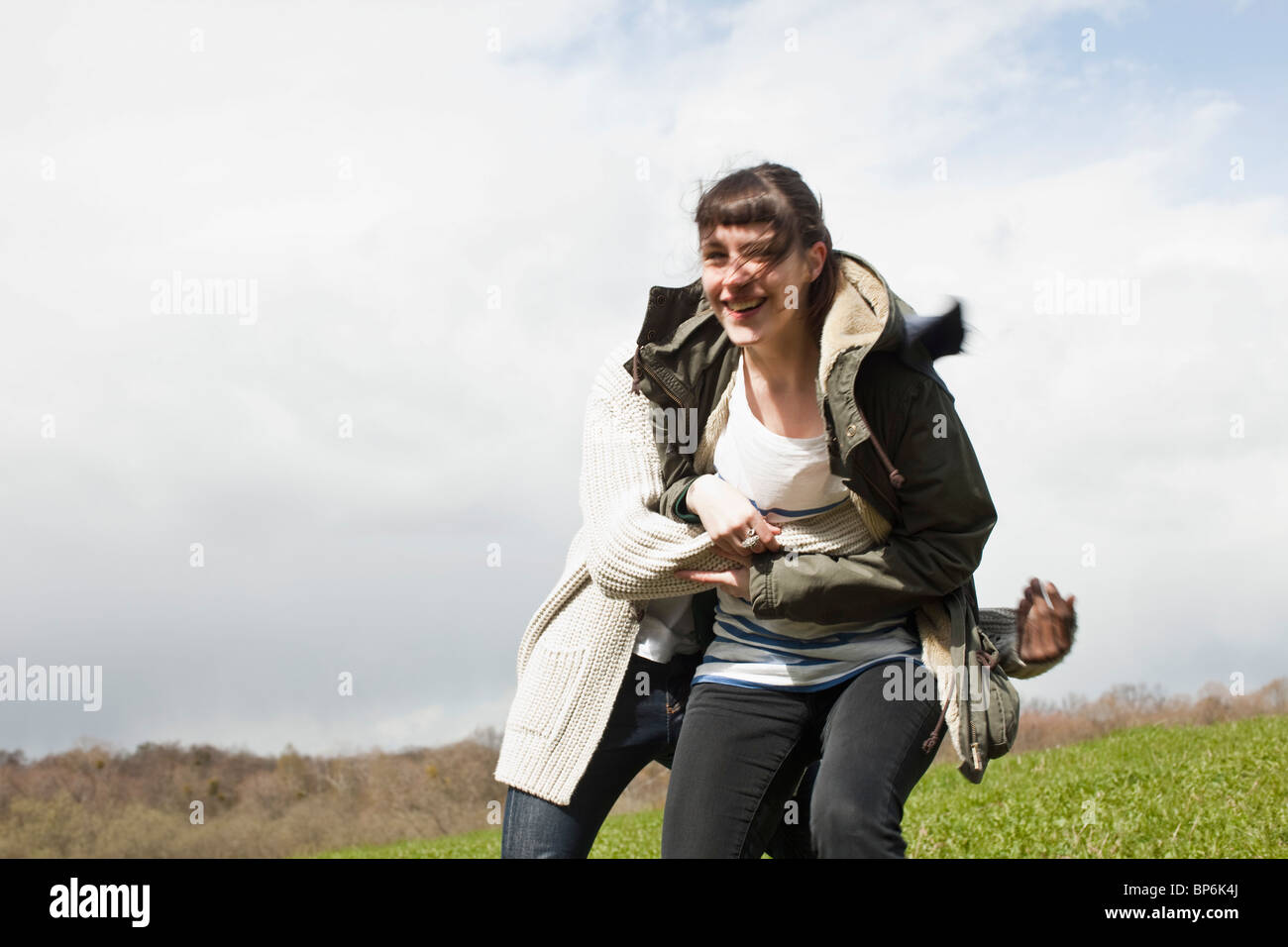 Ein junger Mann seine Freundin nach jagen sie fangen Stockfoto