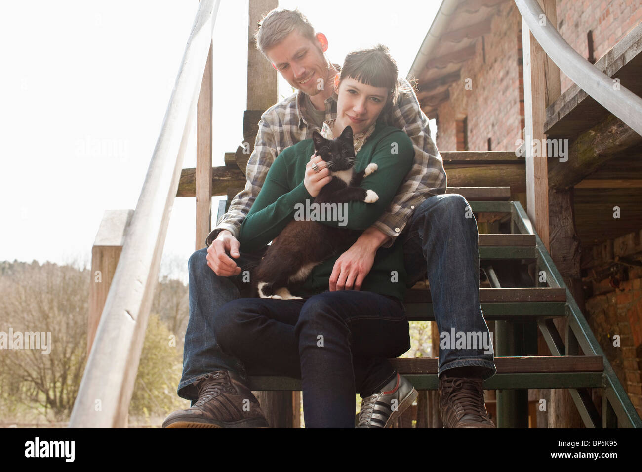 Ein paar Holding und eine Katze streicheln Stockfoto
