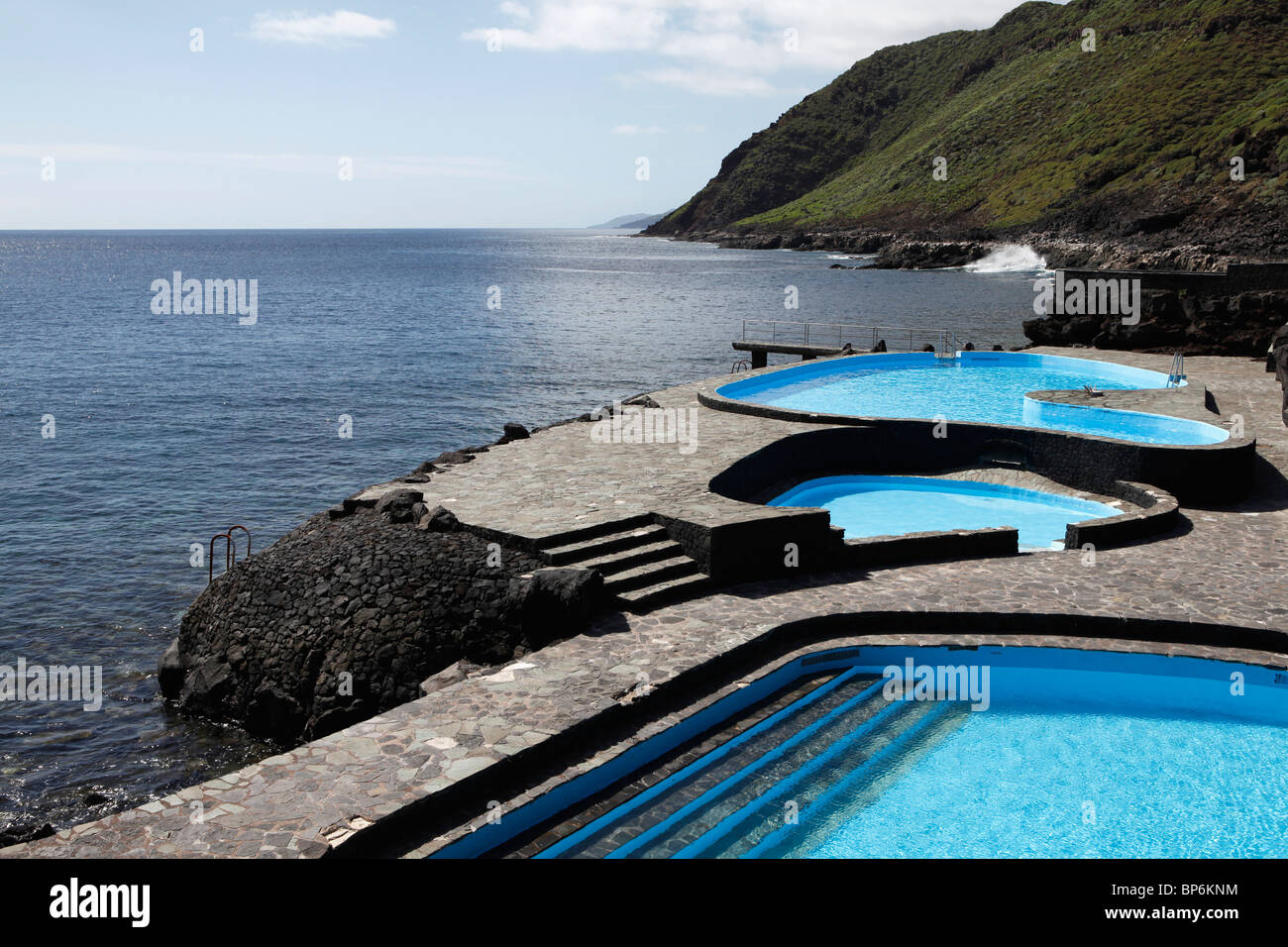 Swimming Pools direkt am Meer Stockfoto