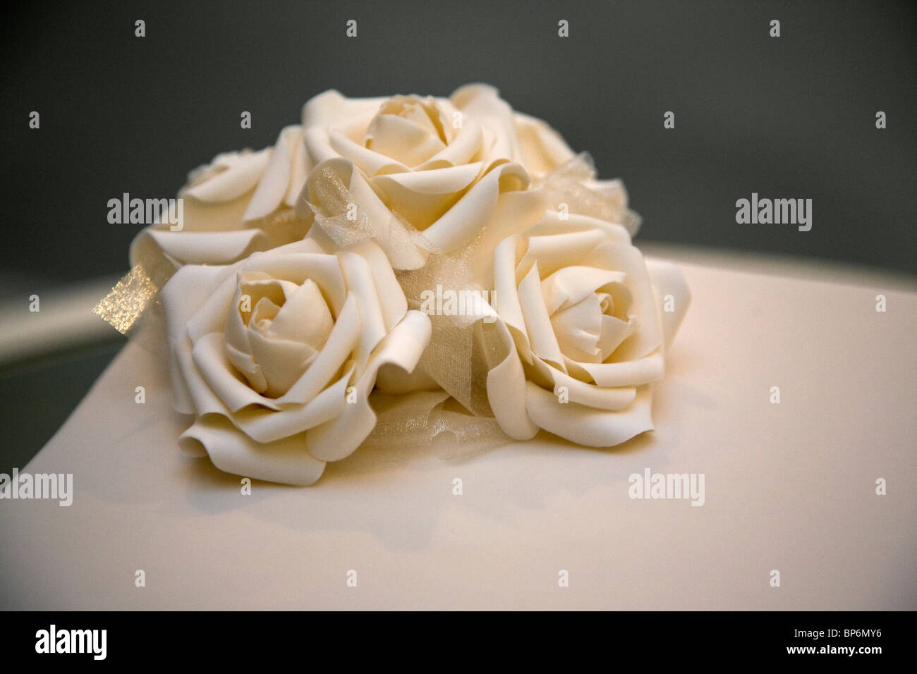 Weiße Schokolade Rosen auf der Torte Stockfoto