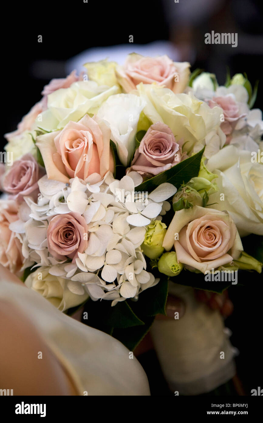 Eine Braut hält einen Blumenstrauß, Detail der Blumenstrauß Stockfoto