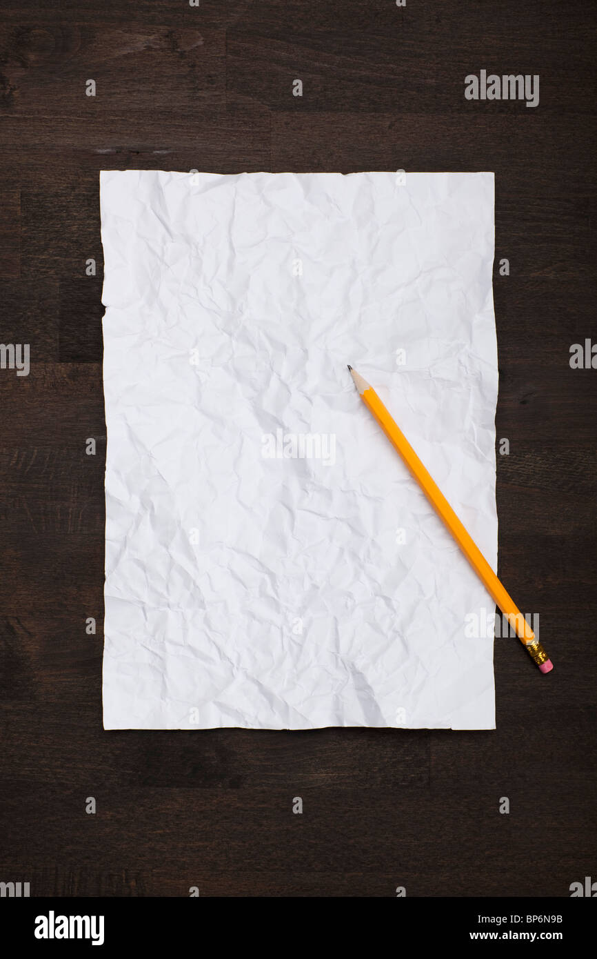 Ein zerknittertes Blatt Papier und einen Bleistift abflachte zurück Stockfoto