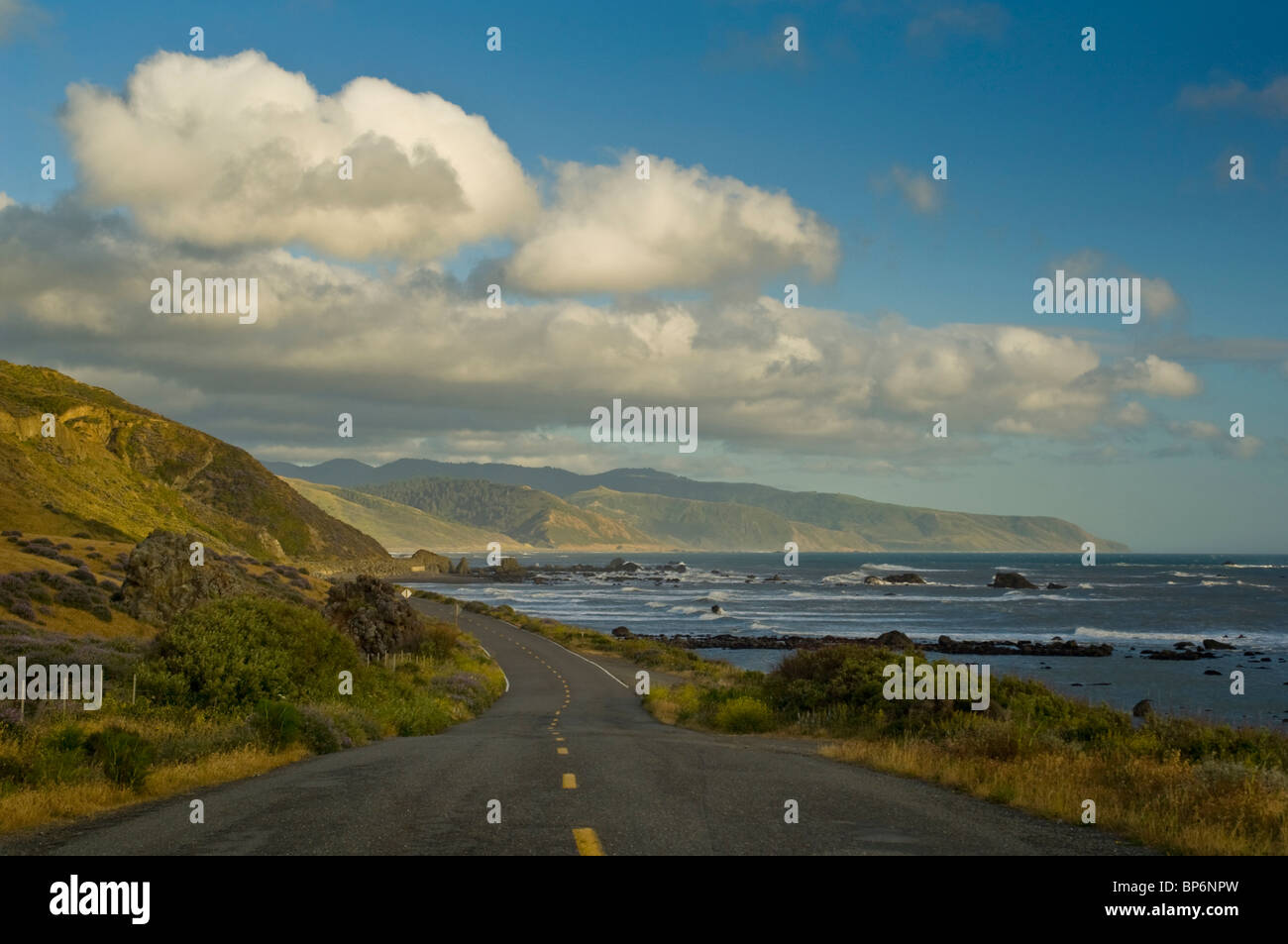 Die Straße beginnt entlang des Ozeans auf der Lost Coast in der Nähe von Cape Mendocino, Humboldt County, Kalifornien Stockfoto