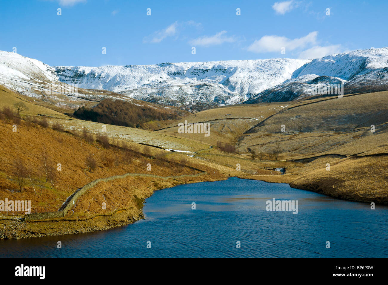 Das Kinder Scout Plateau vom Kinder Reservoir im Winter, Hayfield, Peak District, Derbyshire, England, Großbritannien Stockfoto
