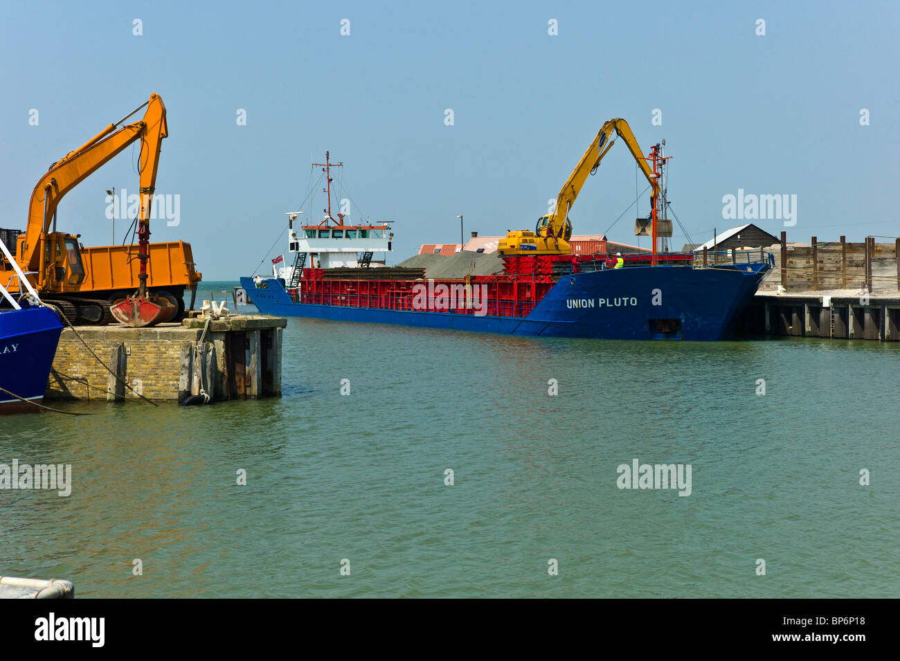 Das Schiff Union Pluto bringt Aggregat zur Aufbereitungsanlage am Hafen von Whitstable Stockfoto