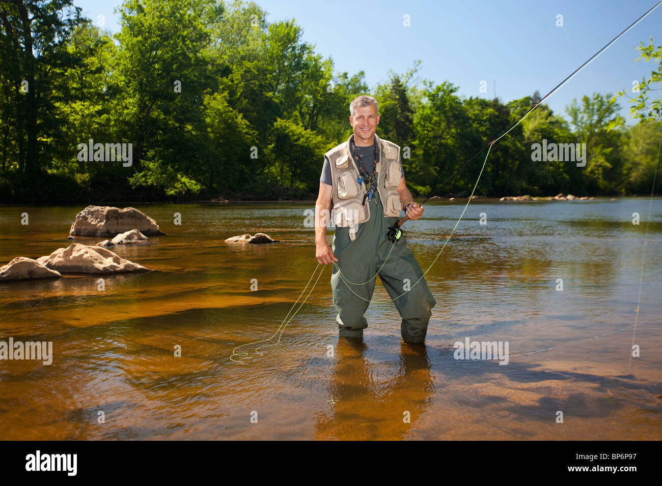 Porträt von einem Mann-Fliegenfischen in einen Fluss, North Carolina, USA Stockfoto